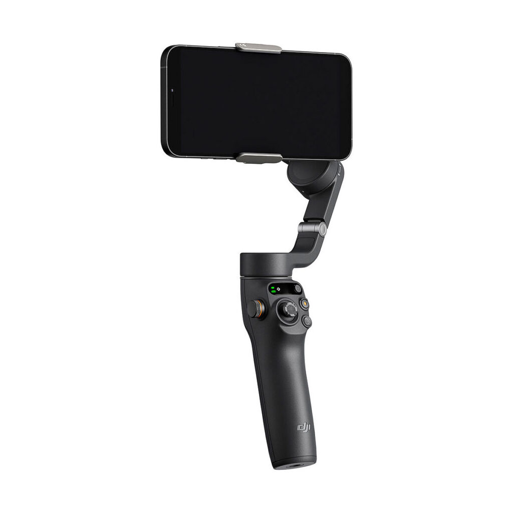 DJI_Osmo_Mobile_6_003 DJI Osmo Mobile 6 -gimbaali kännykälle on musta käsikäyttöinen älypuhelimen gimbaalivakaaja, jossa on ohjauspainikkeet ja ergonominen kahva, joka on suunniteltu vakaaseen videokuvaukseen ja valokuvaukseen kiinnitetyn älypuhelimen avulla.