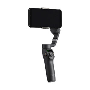 DJI_Osmo_Mobile_6_003 DJI Osmo Mobile 6 -gimbaali kännykälle on musta käsikäyttöinen älypuhelimen gimbaalivakaaja, jossa on ohjauspainikkeet ja ergonominen kahva, joka on suunniteltu vakaaseen videokuvaukseen ja valokuvaukseen kiinnitetyn älypuhelimen avulla.