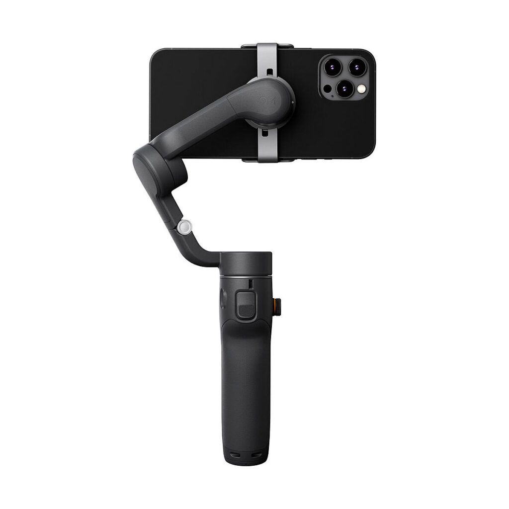 DJI_Osmo_Mobile_6_004 Musta älypuhelin asennettuna vaakasuoraan DJI Osmo Mobile 6 -gimbaali kännykälle valkoista taustaa vasten.