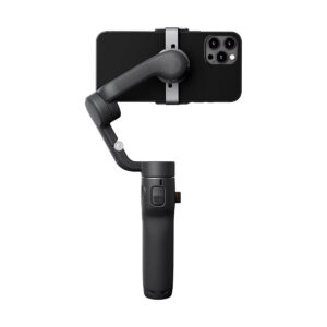 DJI_Osmo_Mobile_6_004 Musta älypuhelin asennettuna vaakasuoraan DJI Osmo Mobile 6 -gimbaali kännykälle valkoista taustaa vasten.
