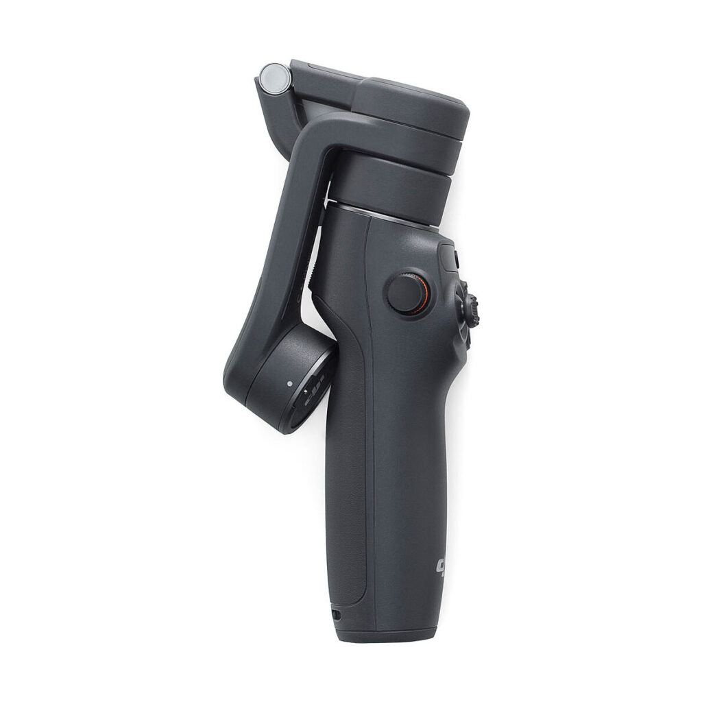 DJI_Osmo_Mobile_6_005 DJI Osmo Mobile 6 -gimbaali kännykälle, taitettu musta käsikameran gimbaalivakaaja, jossa on ohjauspainikkeet, on esillä pystyssä valkoista taustaa vasten.