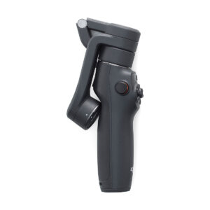 DJI_Osmo_Mobile_6_005 DJI Osmo Mobile 6 -gimbaali kännykälle, taitettu musta käsikameran gimbaalivakaaja, jossa on ohjauspainikkeet, on esillä pystyssä valkoista taustaa vasten.
