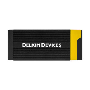Delkin_CFExpress-A_002 Musta Delkin CFexpress Type A & SD -muistikortinlukija, jossa on vaakasuuntaiset urat ja keltainen korostus oikealla puolella, edestä katsottuna.