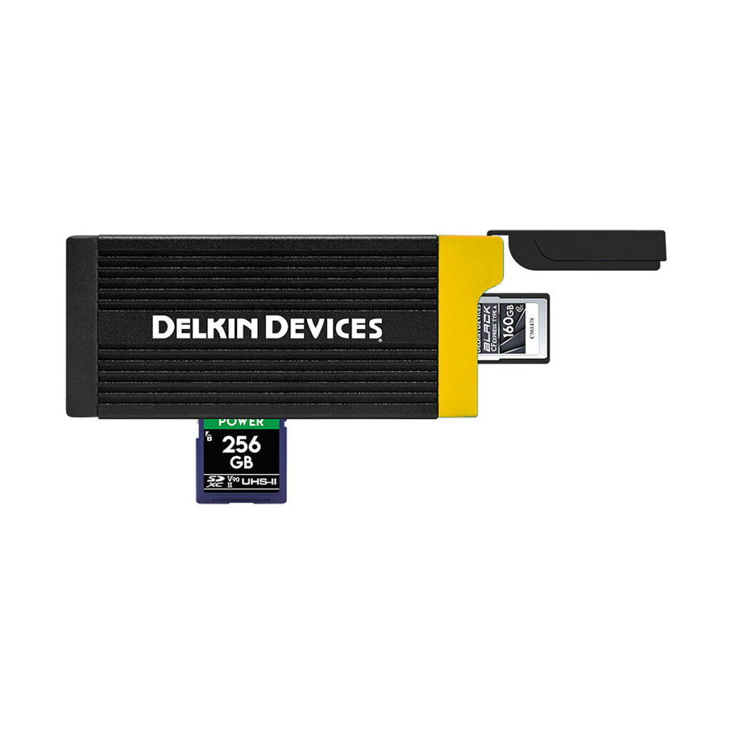 Delkin_CFExpress-A_003 Delkin CFexpress Type A & SD -muistikortinlukija, jossa on musta ja keltainen muotoilu, avattuna 256GB SD-kortti ja 160GB microSD-kortti osittain asetettu.