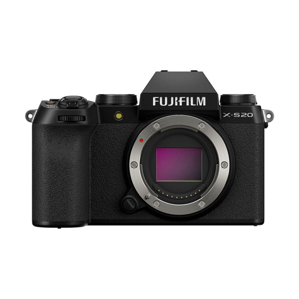 Fujifil_X-S20_001 Fujifilm X-S20 -järjestelmäkameran rungon etukuva, jossa näkyy kameran kenno ilman objektiivia ja Fujifilmin logo ylhäällä.