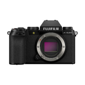 Fujifilm X-S20 -järjestelmäkameran rungon etukuva, jossa näkyy kameran kenno ilman objektiivia ja Fujifilmin logo ylhäällä.
