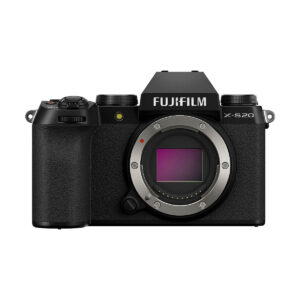 Fujifil_X-S20_001 Fujifilm X-S20 -järjestelmäkameran rungon etukuva, jossa näkyy kameran kenno ilman objektiivia ja Fujifilmin logo ylhäällä.