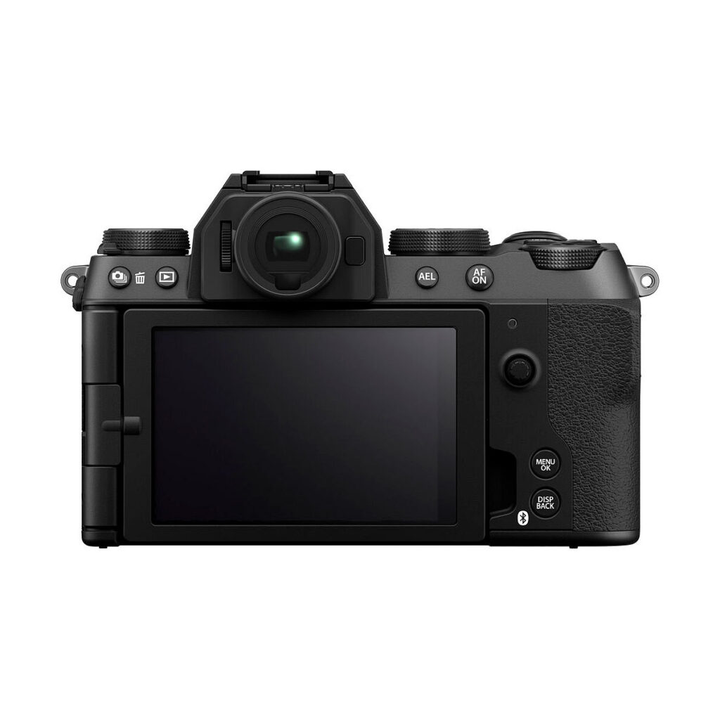 Fujifilm X-S20 -järjestelmäkamera näkyy takaa, ja siinä on musta runko, jossa on kuvioitu oikeanpuoleinen kahva, LCD-näyttö, etsin sekä useita painikkeita ja valitsimia kameran ohjaukseen.