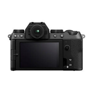Fujifilm X-S20 -järjestelmäkamera näkyy takaa, ja siinä on musta runko, jossa on kuvioitu oikeanpuoleinen kahva, LCD-näyttö, etsin sekä useita painikkeita ja valitsimia kameran ohjaukseen.