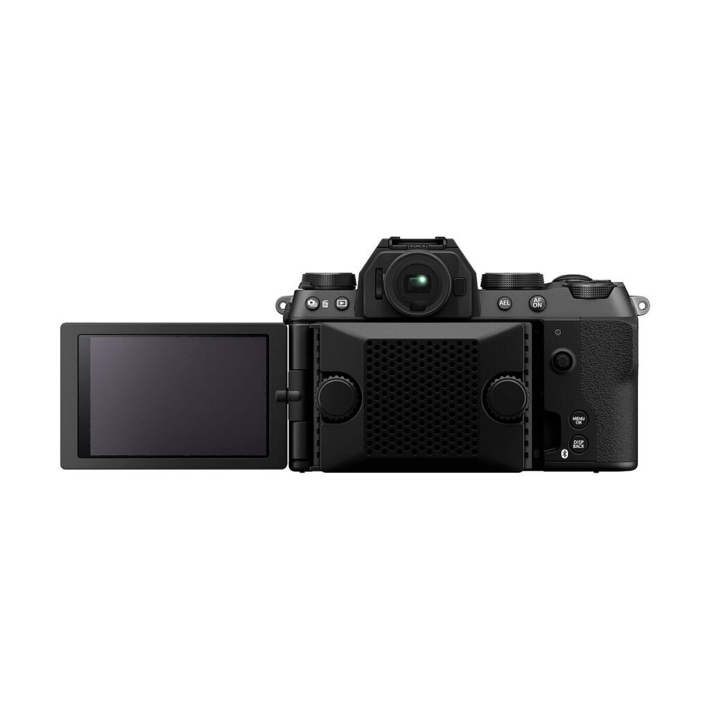 Fujifilm X-S20 -järjestelmäkameran takanäkymä näyttää sen mustan rungon, jossa on vasemmalla puolella ulosvedettävä LCD-näyttö ja näkyvissä on erilaisia ohjauspainikkeita ja valitsimia.