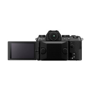 Fujifilm X-S20 -järjestelmäkameran takanäkymä näyttää sen mustan rungon, jossa on vasemmalla puolella ulosvedettävä LCD-näyttö ja näkyvissä on erilaisia ohjauspainikkeita ja valitsimia.