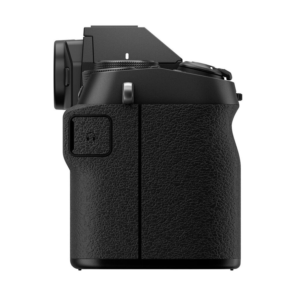 Fujifilm X-S20 -järjestelmäkameran sivukuva mustana, jossa on kuvioitu kahva, ohjauspainikkeet ja osa objektiivista. Kamera seisoo pystyssä valkoista taustaa vasten.