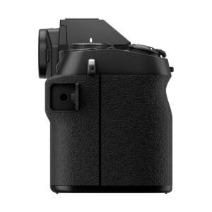 Fujifilm X-S20 -järjestelmäkamera vasemmalta katsottuna, korostaen sen kuvioitua kahvaa, painikkeita, objektiivin kiinnitystä, kompaktia modernia muotoilua, näkyvää etsintä ja yläosan säätimiä.