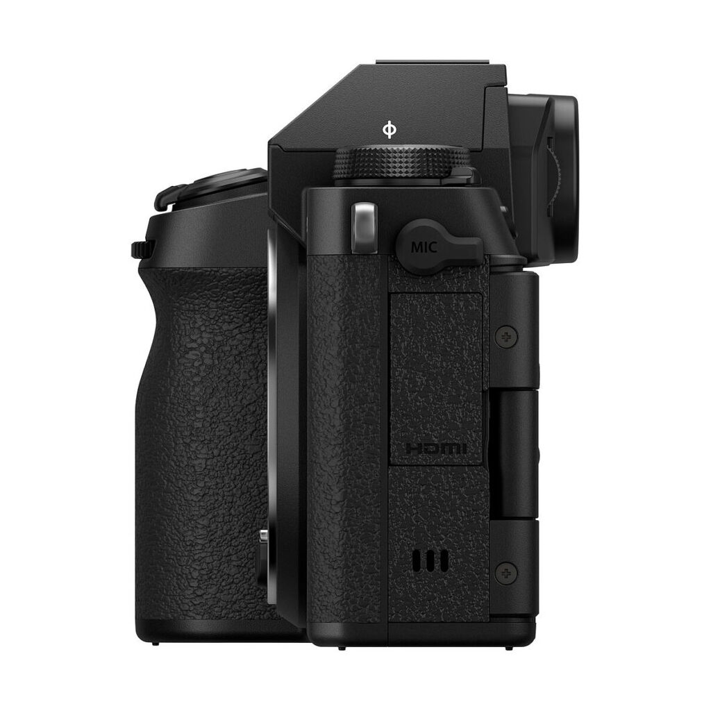 Fujifilm X-S20 -järjestelmäkameran sivukuva mustana, jossa korostuvat sen kuvioitu kahva, etsin ja suljettu MIC- ja HDMI-portin kansi. Kompakti muotoilu antaa kameralle modernin ilmeen.