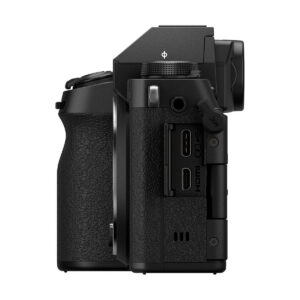 Fujifilm X-S20 -järjestelmäkameran sivukuva lähikuvasta, jossa avoimet kumiläpät paljastavat rungon HDMI-, USB- ja kuulokeliitännät. Myös kuvioitu kahva ja erilaiset painikkeet ovat näkyvissä.