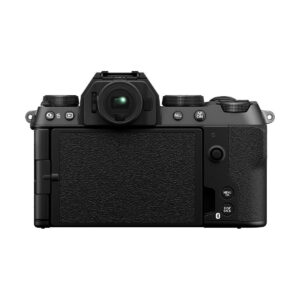 Fujifilm X-S20 -järjestelmäkamera takaa katsottuna, korostaen sen elektronista etsintä, ohjauspainikkeita, valintakiekkoja, LCD-näyttöä ja mustaa runkoa, jossa on kuvioitu kahva oikealla puolella.
