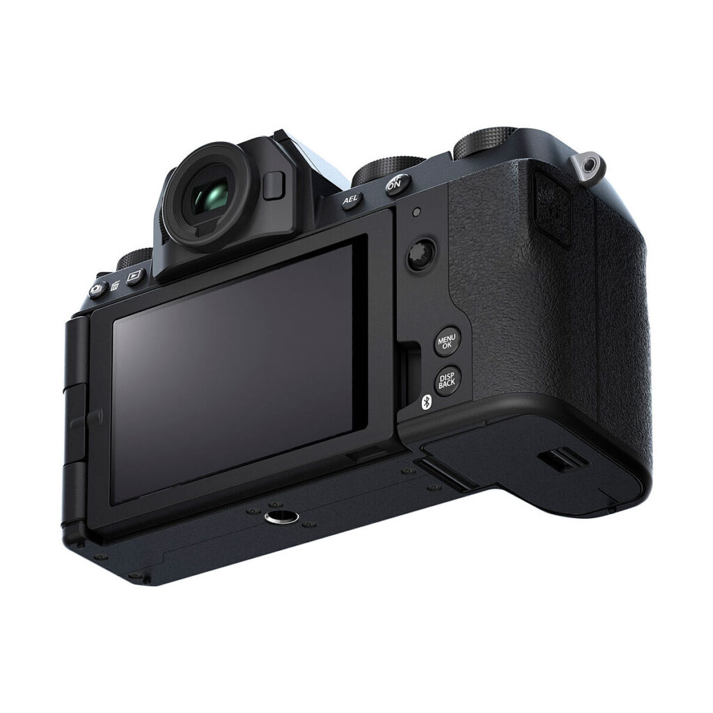 Fujifilm X-S20 -järjestelmäkamera näkyy takaa vasemmalta, ja siinä on suuri LCD-näyttö, ohjauspainikkeet, kuvioitu kahva ja elektroninen etsin valkoista taustaa vasten.