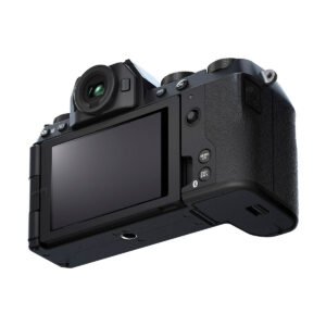 Fujifilm X-S20 -järjestelmäkamera näkyy takaa vasemmalta, ja siinä on suuri LCD-näyttö, ohjauspainikkeet, kuvioitu kahva ja elektroninen etsin valkoista taustaa vasten.