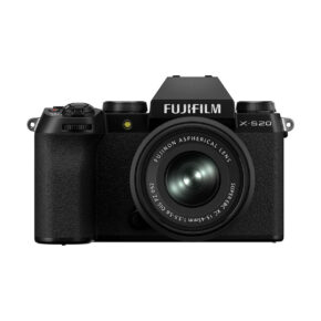 Mustan Fujifilm X-S20 + XC 15-45mm f/3.5-5.6 OIS PZ -objektiivin kameran etukuva, jossa näkyvät valintakiekot ja painikkeet rungon ylä- ja vasemmalla puolella.