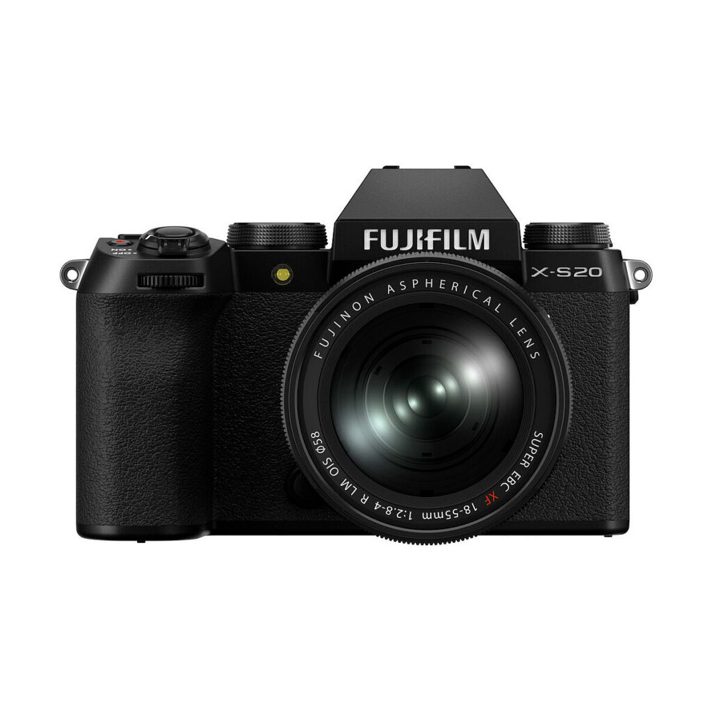Fujifil_X-S20_18-55mm001 Fujifilm X-S20 + XF 18-55mm f/2.8-4 R LM OIS -objektiivin etunäkymä, jossa näkyy kuvioitu musta runko, suuri asfäärinen Fujinon-objektiivi, näkyvä elektroninen etsin ja selkeä tuotemerkki.
