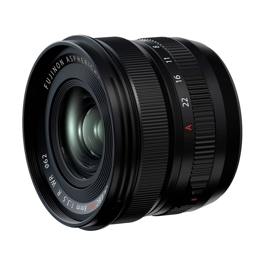 Fujifilm Fujinon XF 8mm f/3.5 R WR -objektiivi on musta asfäärinen kameran objektiivi, jossa on polttovälin merkinnät ja kuvioitu tarkennusrengas valkoista taustaa vasten.