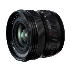 Fujifilm Fujinon XF 8mm f/3.5 R WR -objektiivi on musta asfäärinen kameran objektiivi, jossa on polttovälin merkinnät ja kuvioitu tarkennusrengas valkoista taustaa vasten.