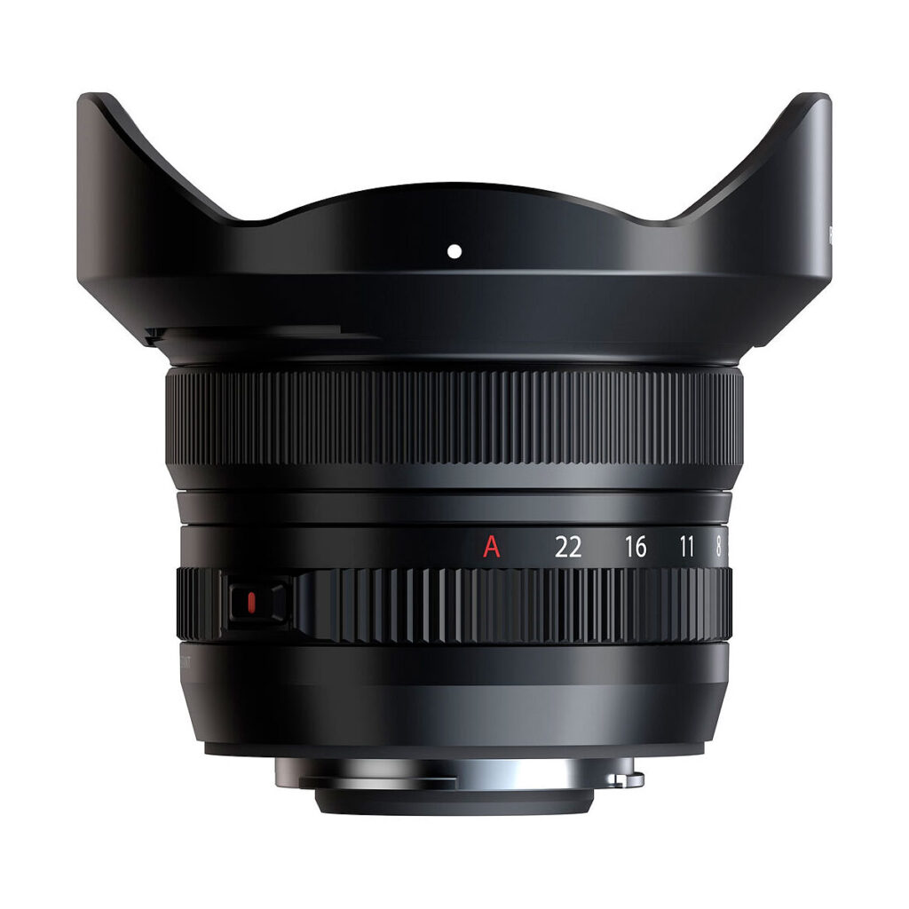 Fujifilm Fujinon XF 8mm f/3.5 R WR -objektiivi on laajakulmaobjektiivi, jossa on terälehden muotoinen huppu, tarkennus- ja aukkorenkaat sekä aukkomerkinnät valkoista taustaa vasten.