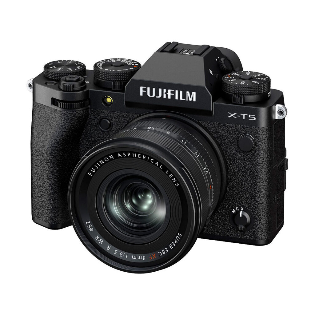 Musta Fujifilm X-T5 -digitaalikamera yhdistettynä Fujinon XF 8mm f/3.5 R WR -objektiiviin, jossa on useita ylävalitsimia, painikkeita ja kuvioitu vasen kahva.