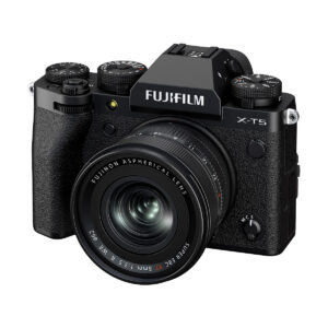 Musta Fujifilm X-T5 -digitaalikamera yhdistettynä Fujinon XF 8mm f/3.5 R WR -objektiiviin, jossa on useita ylävalitsimia, painikkeita ja kuvioitu vasen kahva.