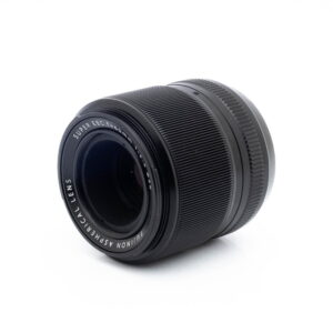 Fujinon 60mm f24 R Macro-2 Fujinon 60mm f/2.4 R Macro - Käytetty -objektiivi on sijoitettu valkoiselle pinnalle, hieman oikealle kallistettuna, ja etulasin ympärillä on kuvioidut tarkennusrenkaat ja valkoinen teksti.