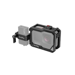 SmallRig_Cage_For_GoPro_Hero_9_10_11_3088_001 SmallRig 3088 Vlog Kit for GoPro Hero 9/10/11, jossa on asennettu GoPro HERO9, jossa on sivulle kiinnitetty akku, on esillä valkoista taustaa vasten.