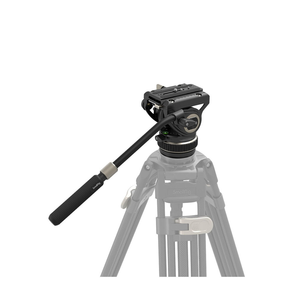 SmallRig_Fluid_Head_4165_001 Harmaasävyinen kolmijalka näyttää eloisan SmallRig 4165 FreeBlazer -videopään ja sen pitkän kahvan täysissä väreissä, jolloin nestemäinen pää on kuvan pääkohde.