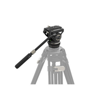 SmallRig_Fluid_Head_4165_001 Harmaasävyinen kolmijalka näyttää eloisan SmallRig 4165 FreeBlazer -videopään ja sen pitkän kahvan täysissä väreissä, jolloin nestemäinen pää on kuvan pääkohde.