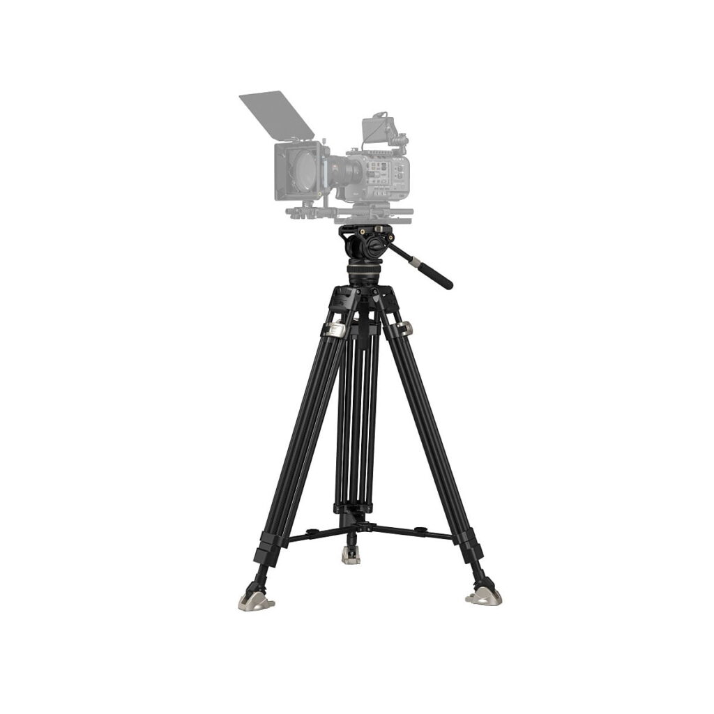 SmallRig_FreeBlazer_Heavy-Duty_Carbon_Fiber_Tripod_Kit_AD-100_3989_001 SmallRig 3989 FreeBlazer Heavy-Duty Carbon Fiber Tripod Kit AD-100, joka on asennettu ammattimaisen videokameran kanssa, sisältää säädettävät jalat ja kumijalat valkoisella pohjalla.