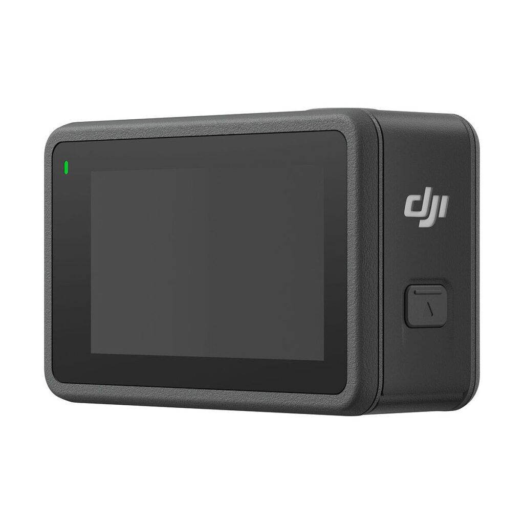 DJI_Osmo_Action_3_Standard_Combo_005 Musta DJI Osmo Action 3 Standard Combo -toimintakamera takaa katsottuna, jossa näkyy suuri näyttö, DJI-logo ja virtanappi sivulla.
