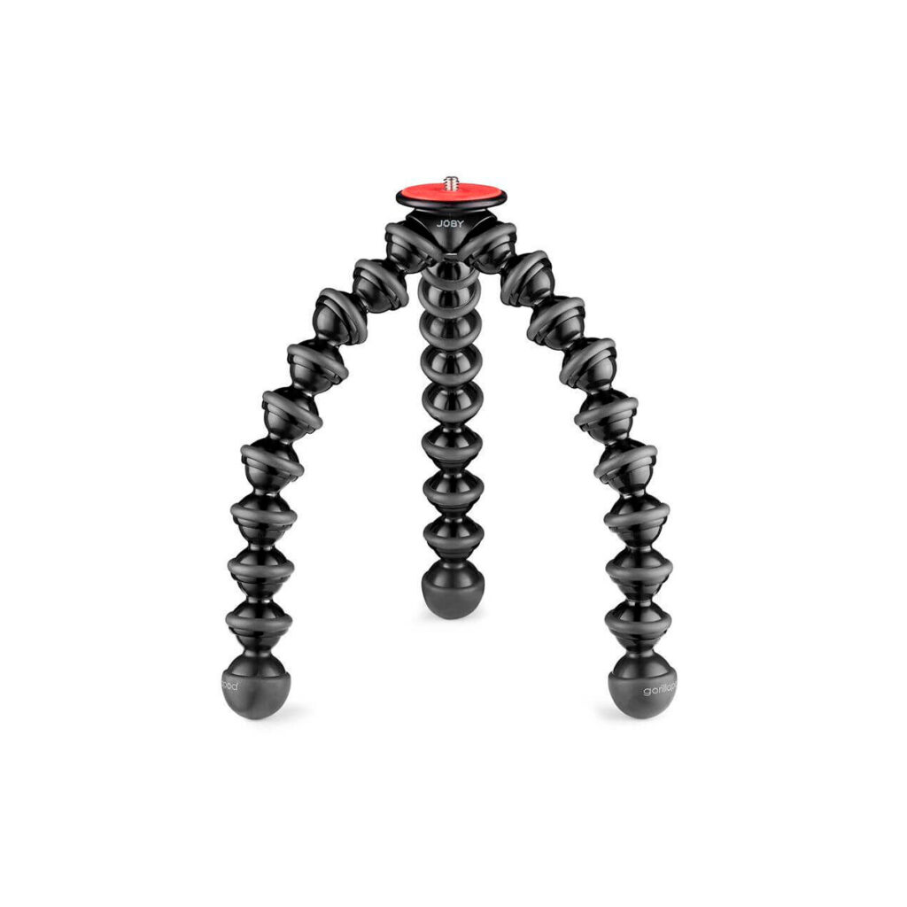 JOBY GorillaPod 3K Pro JOBY GorillaPod 3K Pro Jalusta Musta on joustava musta kolmijalkainen kolmella segmentoidulla, taivutettavalla jalalla ja punaisella kiinnityslevyllä varustettu kolmijalka, joka on kuvassa valkoisella pohjalla.