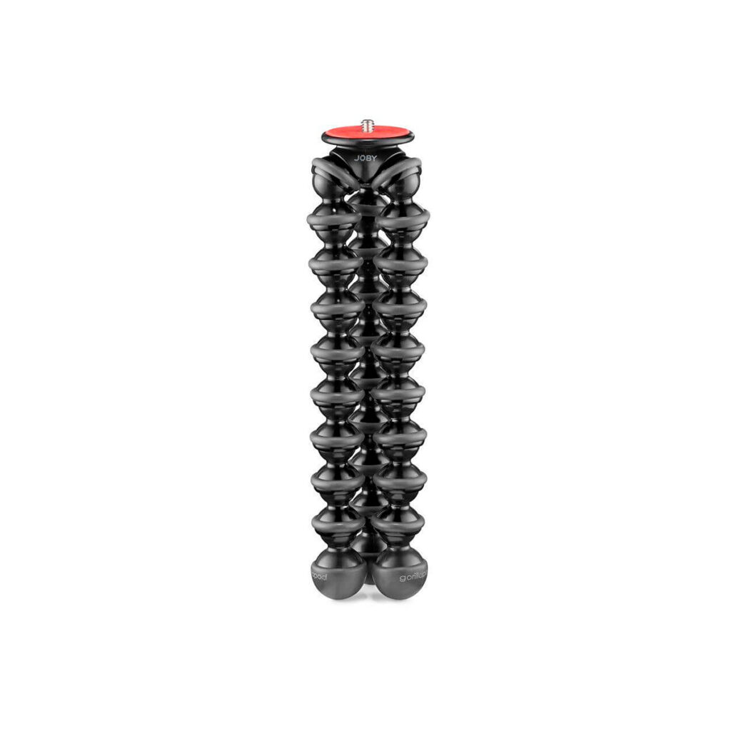 JOBY GorillaPod 3K Pro1 JOBY GorillaPod 3K Pro Jalusta Musta on musta, joustava kolmijalka, jossa on nivelletyt segmentit ja punainen kiinnityslevy, kuvassa pystyasennossa valkoisella pohjalla.