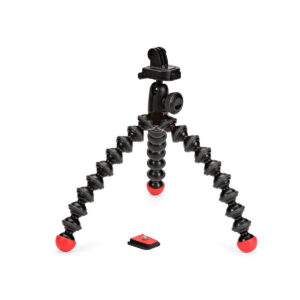 JOBY GorillaPod Action JOBY GorillaPod Action GoPro Jalusta, joustava musta kolmijalka, jossa on punaiset kumijalat ja irrotettava kiinnityslevy, seisoo valkoisella pohjalla.