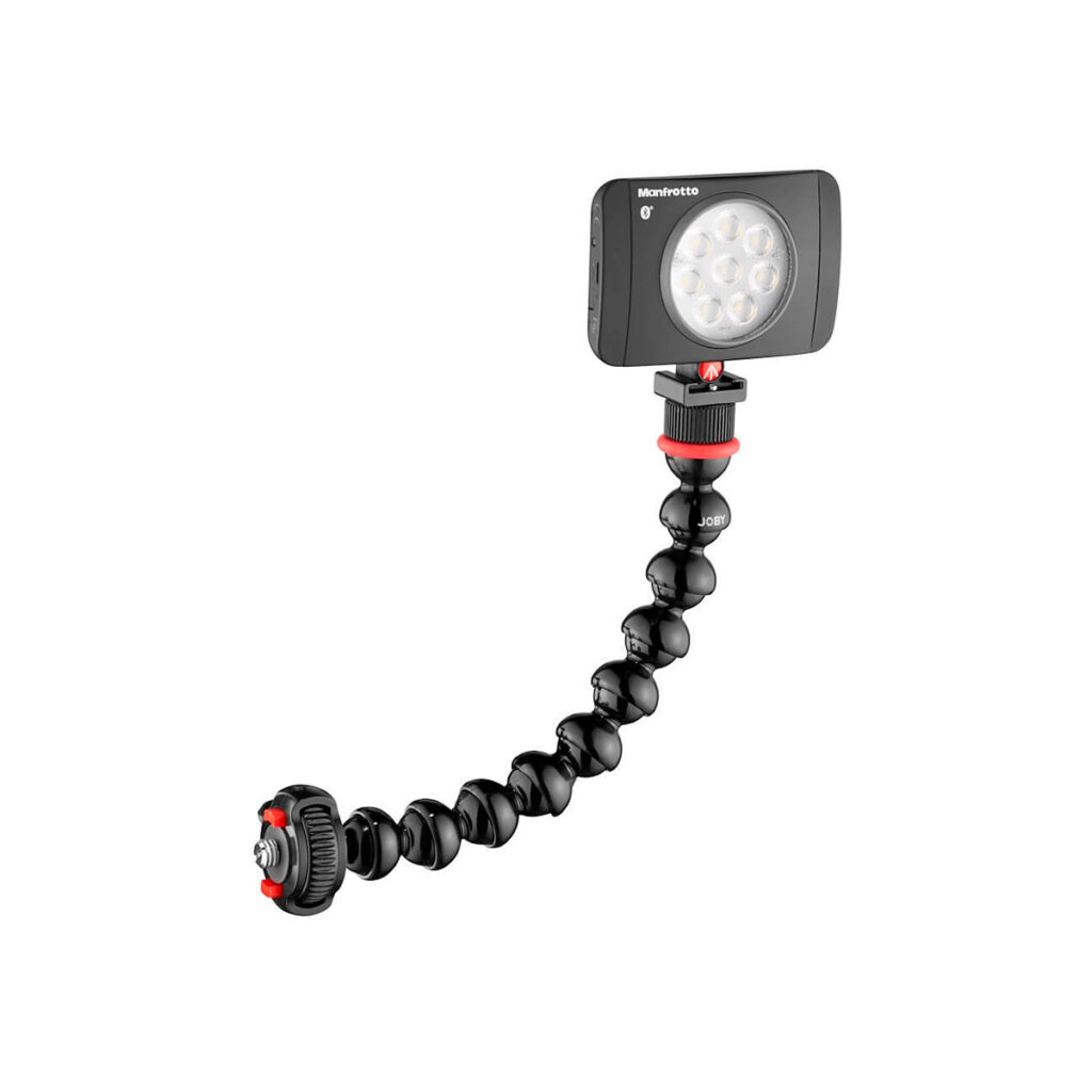 JOBY GorillaPod Arm Kit PRO3 JOBY GorillaPod Arm Kit PRO Musta on kompakti LED-valo joustavassa, segmentoidussa mustassa varressa, jossa on punaiset korostukset ja jalustan ruuvijalka, joka mahdollistaa säädettävän asennon.