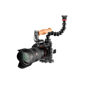 JOBY GorillaPod Arm Kit PRO5 Ammattikäyttöön tarkoitettu digitaalikamera suurella objektiivilla, joka on asennettu puukahvalla varustettuun häkkiin ja jonka päällä on JOBY GorillaPod Arm Kit PRO Musta, kaikki valkoista taustaa vasten.