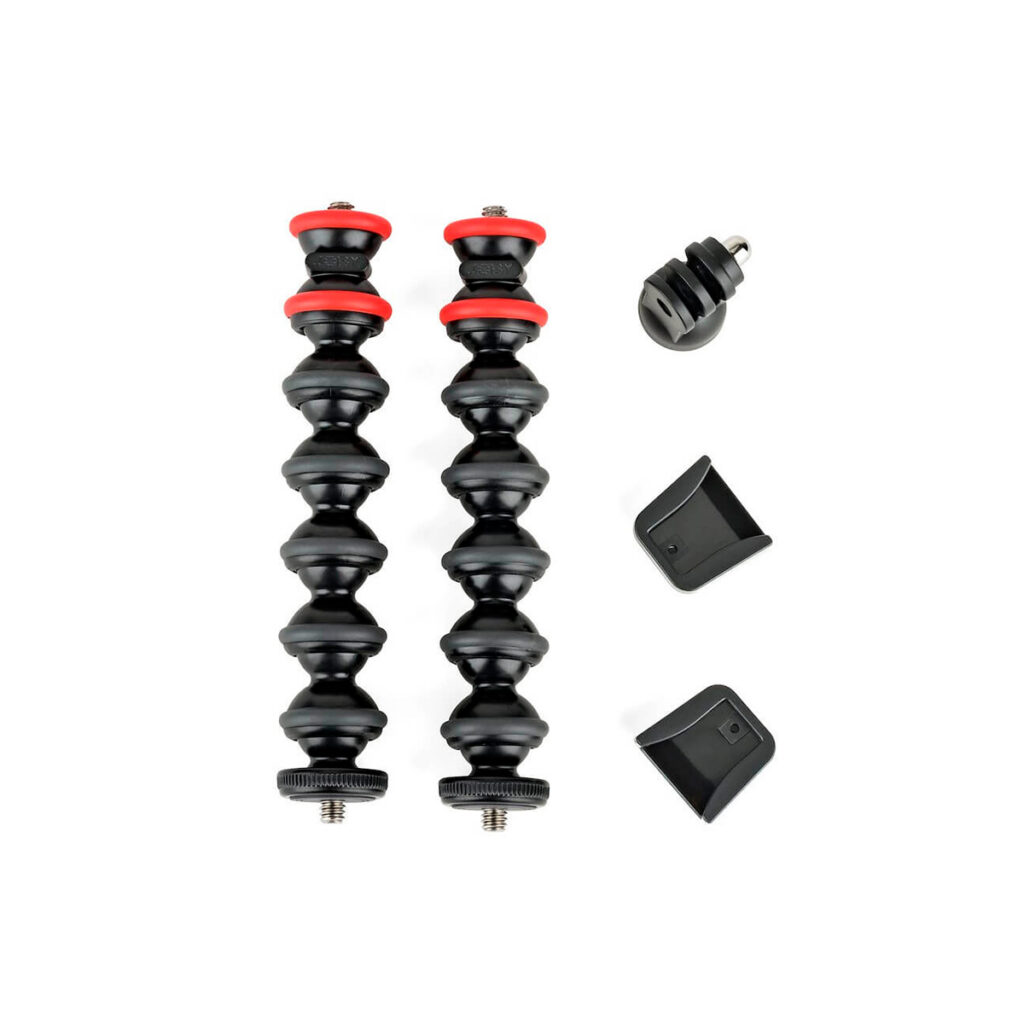 JOBY GorillaPod Arm Kit Musta/Harmaa sisältää kaksi taipuisaa mustaa ja harmaata kolmijalkaa, GoPro-kiinnityssovittimen ja kaksi pientä mustaa kiinnitysklipsiä, jotka kaikki näkyvät valkoisella pohjalla.