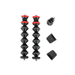 JOBY GorillaPod Arm Kit Musta/Harmaa sisältää kaksi taipuisaa mustaa ja harmaata kolmijalkaa, GoPro-kiinnityssovittimen ja kaksi pientä mustaa kiinnitysklipsiä, jotka kaikki näkyvät valkoisella pohjalla.