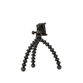 JOBY GripTight GorillaPod Stand PRO JOBY GripTight GorillaPod Stand PRO Jalusta Puhelimelle on pieni musta joustava kolmijalkainen jalusta, jossa on kolme taivutettavaa, segmentoitua jalkaa ja yläkiinnike älypuhelimen pitämiseen. Tausta on pelkkä valkoinen.