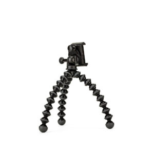 JOBY GripTight GorillaPod Stand PRO JOBY GripTight GorillaPod Stand PRO Jalusta Puhelimelle on pieni musta joustava kolmijalkainen jalusta, jossa on kolme taivutettavaa, segmentoitua jalkaa ja yläkiinnike älypuhelimen pitämiseen. Tausta on pelkkä valkoinen.