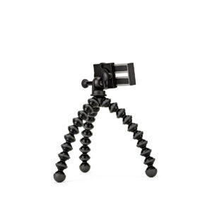 JOBY GripTight GorillaPod Stand PRO1 JOBY GripTight GorillaPod Stand PRO Jalusta Puhelimelle, joustava musta kolmijalka, jossa on taivutettavat jalat ja älypuhelimen pidike, seisoo pystyssä valkoisella pohjalla.