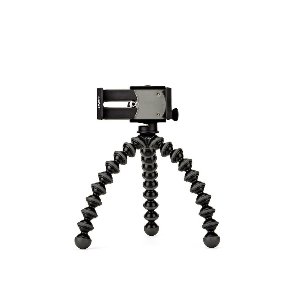 JOBY GripTight GorillaPod Stand PRO2 JOBY GripTight GorillaPod Stand PRO Jalusta Puhelimelle on pieni, musta joustava kolmijalka, jossa on segmentoidut, taivutettavat jalat ja älypuhelimen pidike, kuvassa valkoista taustaa vasten.