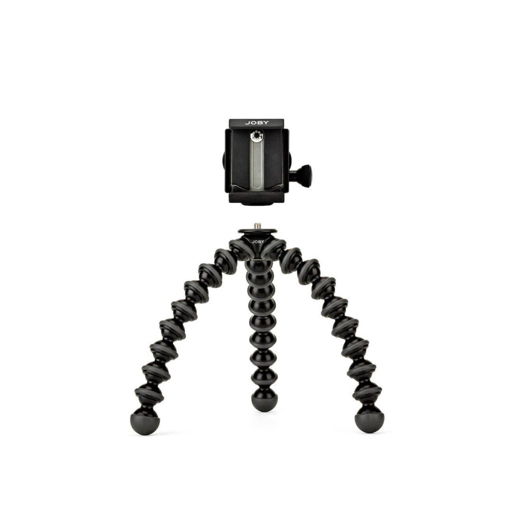 JOBY GripTight GorillaPod Stand PRO3 JOBY GripTight GorillaPod Stand PRO Jalusta Puhelimelle on joustava musta kolmijalka, jossa on segmentoidut, taivutettavat jalat ja yläkiinnike, kuvassa valkoista taustaa vasten.