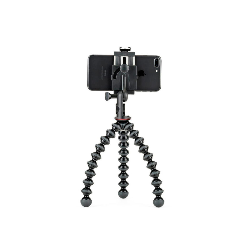 JOBY GripTight PRO 2 GorillaPod1 JOBY GripTight PRO 2 GorillaPod Jalustakit Puhelimelle pitää älypuhelimen pystyssä valkoisella pohjalla joustavilla, kolmella taipuisalla jalallaan.