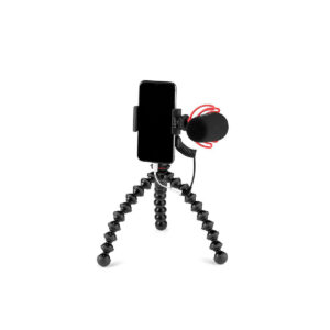 JOBY GripTight PRO 2 GorillaPod10 JOBY GripTight PRO 2 GorillaPod -jalustalla on älypuhelin, jossa on pieni ulkoinen mikrofoni ja punaiset iskunvaimennuskaapelit, kaikki valkoista taustaa vasten.