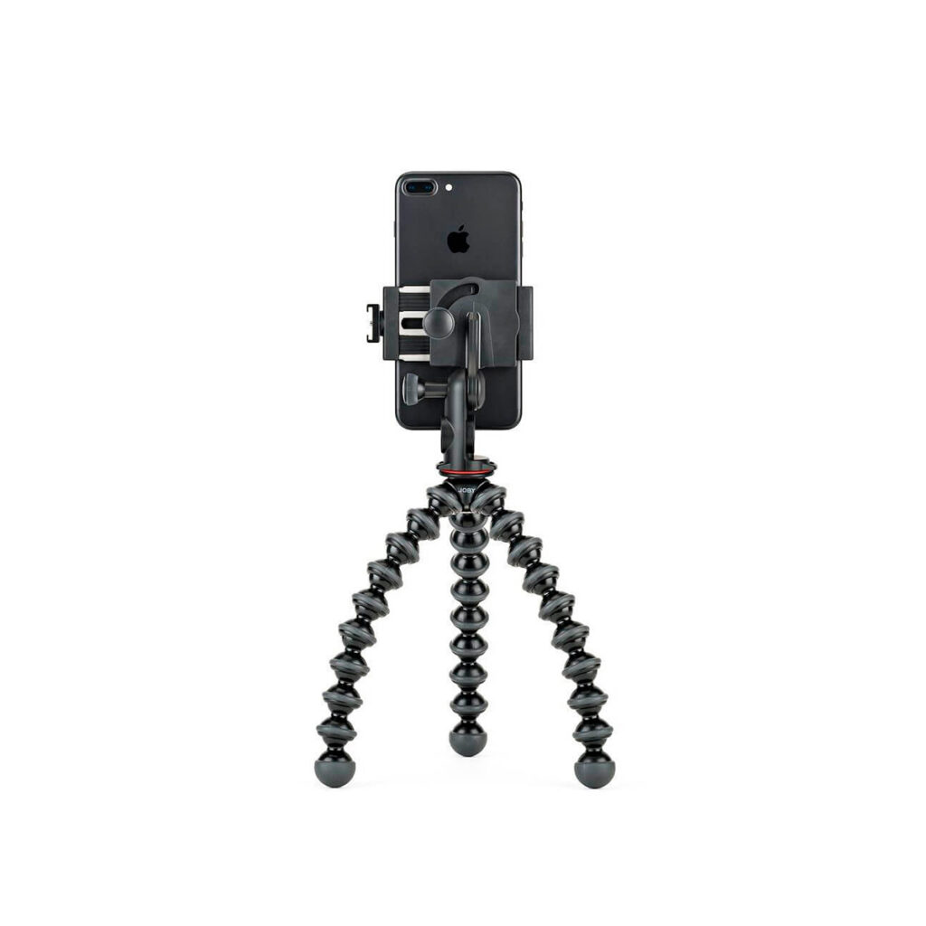 JOBY GripTight PRO 2 GorillaPod3 Musta älypuhelin on asennettu pystysuoraan JOBY GripTight PRO 2 GorillaPod -jalustaan, jossa on taipuisat jalat, valkoista taustaa vasten.